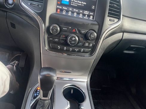 Used 2021 Jeep Grand Cherokee Laredo image 12