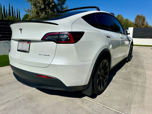 Used 2022 Tesla Model Y Long Range image 4