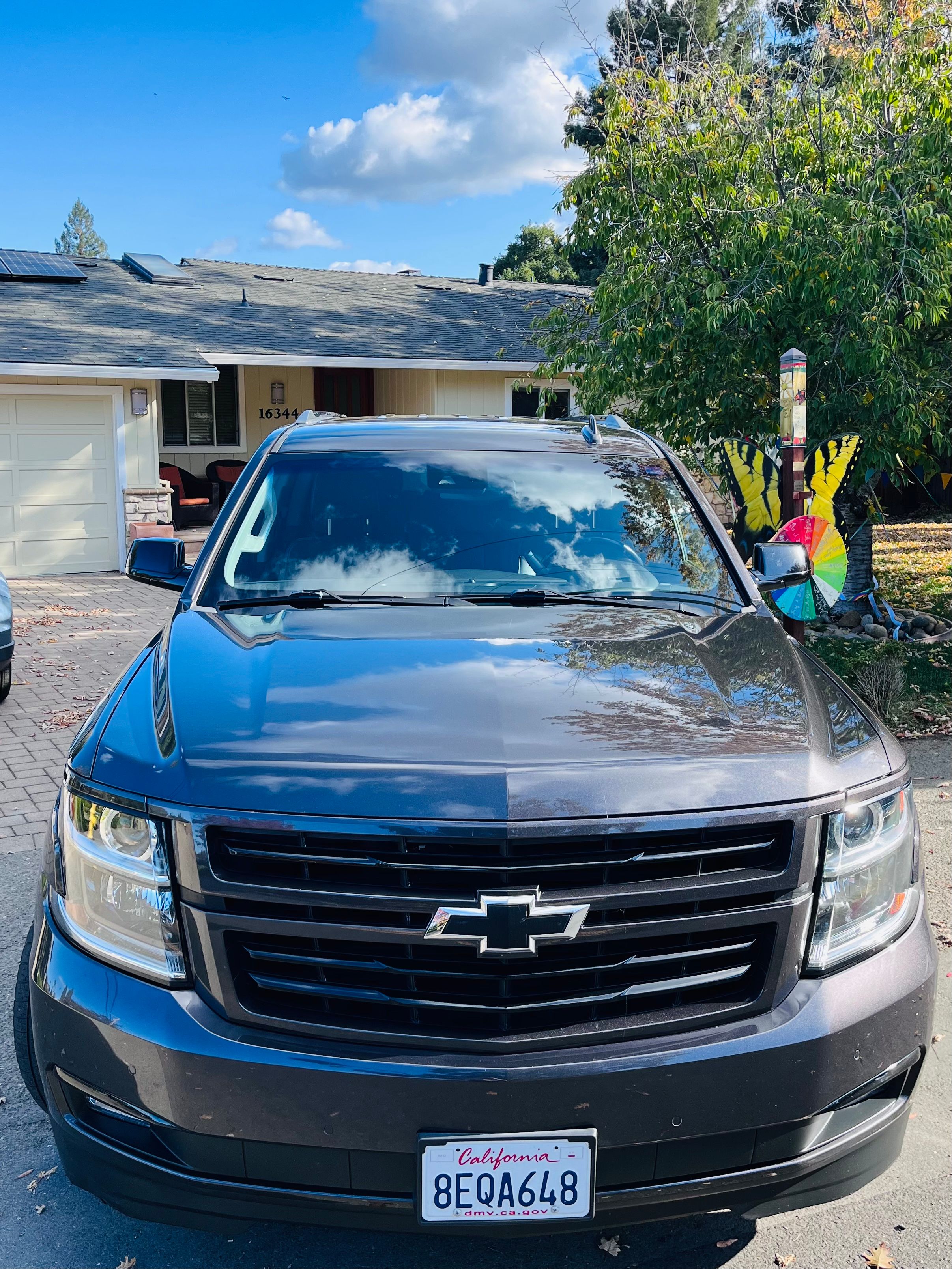Used 2018 Chevrolet Suburban LT w/ Luxury Package AWD/4WD image 2