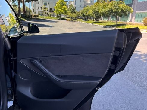 Used 2022 Tesla Model Y Long Range AWD/4WD image 13