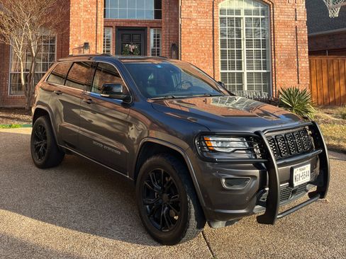 Used 2017 Jeep Grand Cherokee Overland w/ Jeep Active Safety Group image 4