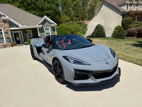 Used 2025 Chevrolet Corvette E-Ray w/ Stealth Interior Trim Package AWD/4WD image 17