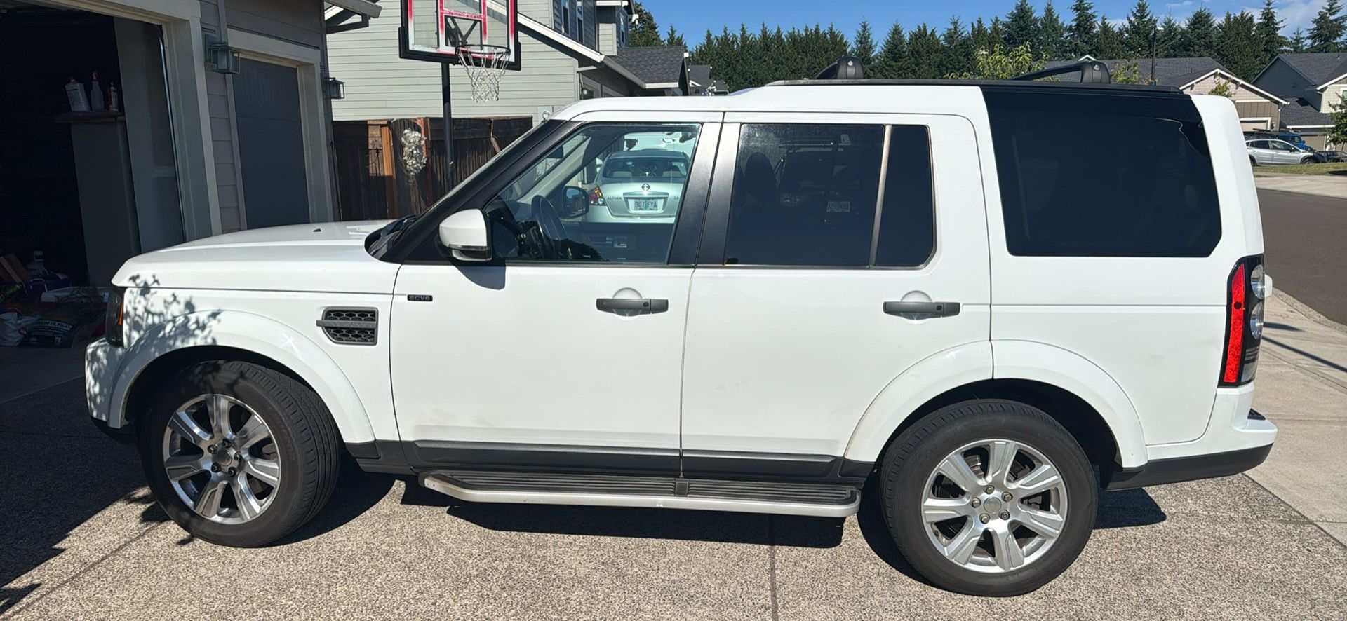 Used 2015 Land Rover LR4 HSE AWD/4WD image 2