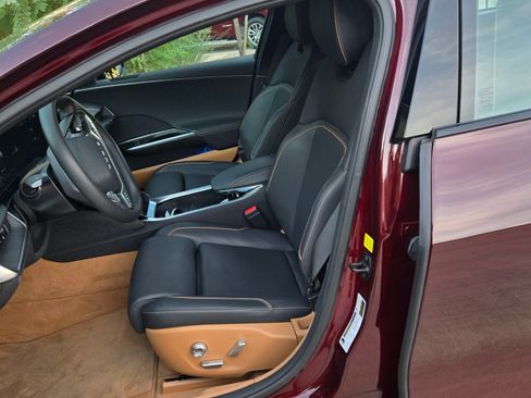 Used 2025 Lucid Air Touring image 4