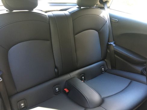 Used 2019 MINI Cooper 2-Door Hardtop w/ Signature Upholstery Package image 10