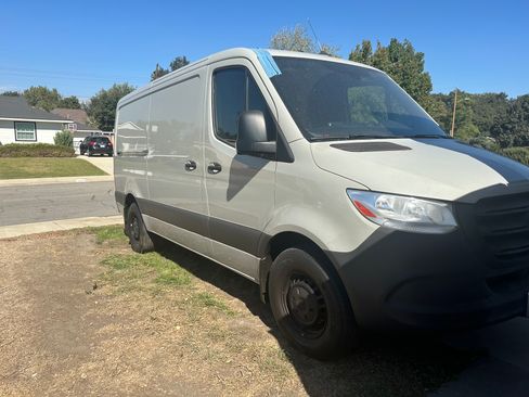 Used 2021 Mercedes-Benz Sprinter 2500 image 2