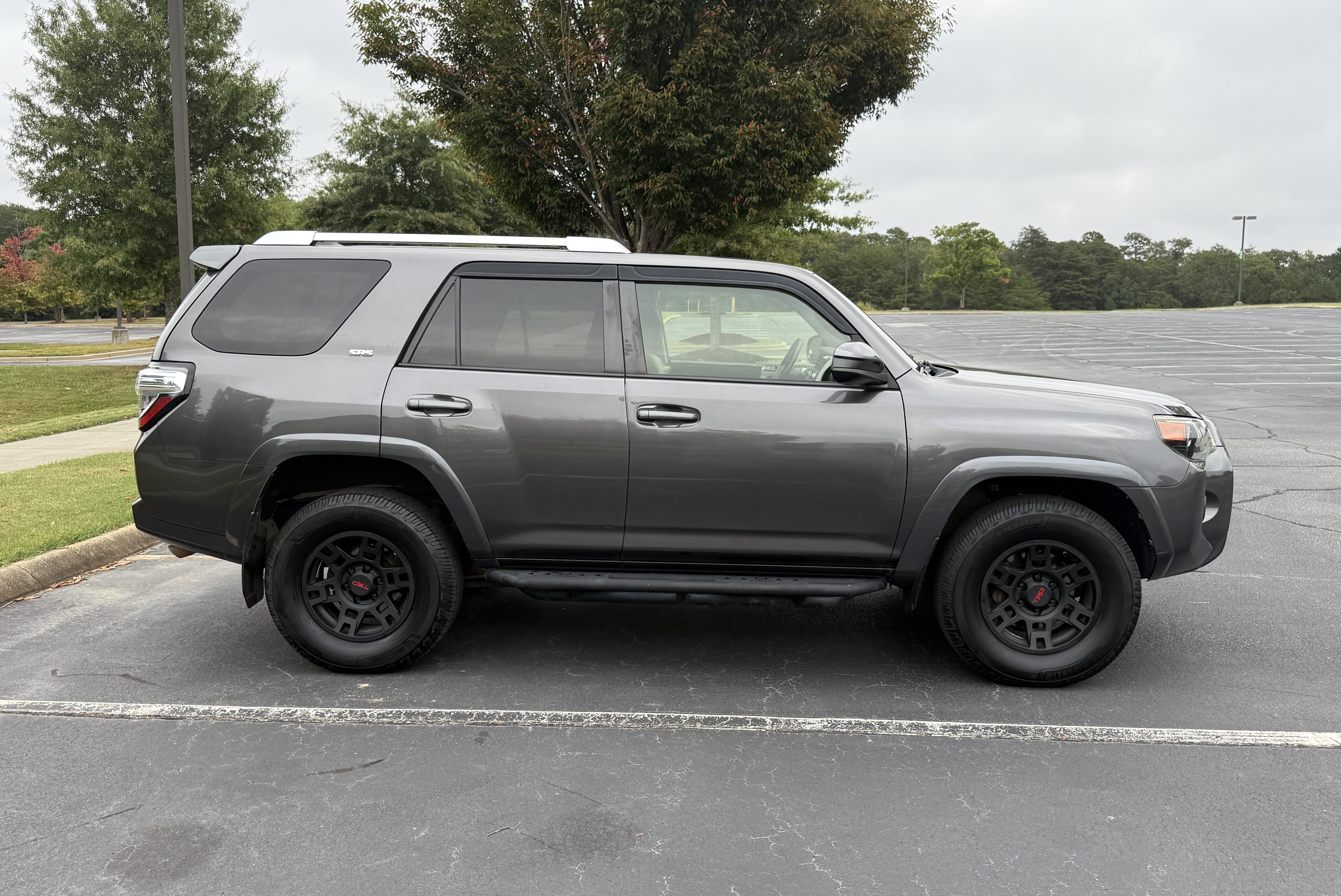 Used 2017 Toyota 4Runner SR5 AWD/4WD image 5