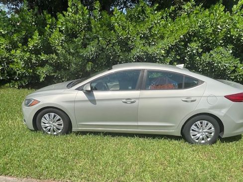 Used 2017 Hyundai Elantra SE FWD image 4