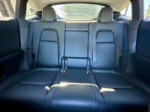 Used 2022 Tesla Model Y Long Range image 19