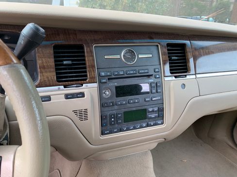 Used 2007 Lincoln Town Car Designer Series image 2