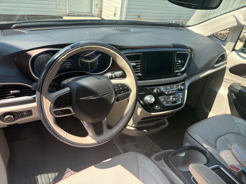 Used 2017 Chrysler Pacifica Limited FWD image 6