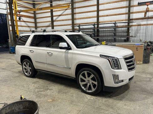 Used 2017 Cadillac Escalade Premium Luxury image 4