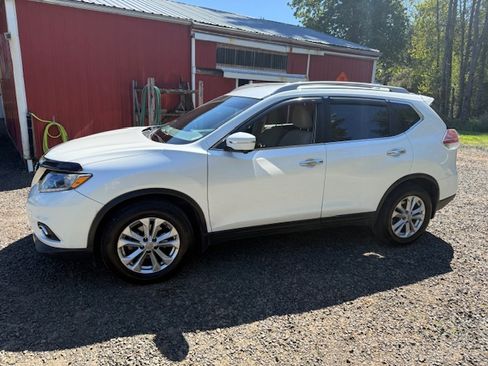 Used 2015 Nissan Rogue SV w/ SV Premium Package FWD image 1