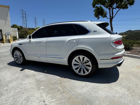 Used 2021 Bentley Bentayga AWD/4WD image 2