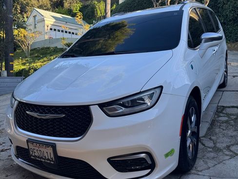 Used 2022 Chrysler Pacifica Pinnacle image 2