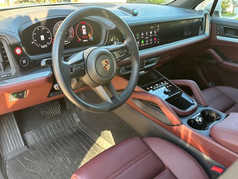 Used 2024 Porsche Cayenne image 10