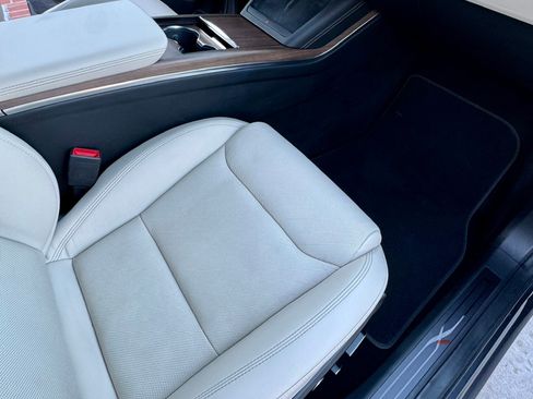 Used 2023 Tesla Model X image 2