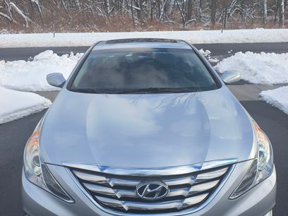 Used 2013 Hyundai Sonata SE w/ Navigation & Sunroof Pkg