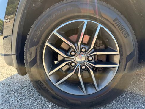 Used 2018 Jeep Grand Cherokee Limited AWD/4WD image 11