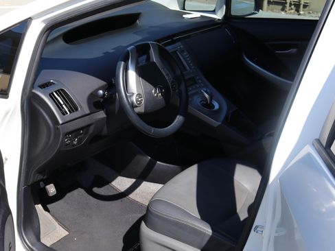 Used 2015 Toyota Prius Four w/ Deluxe Solar Roof Package FWD image 8