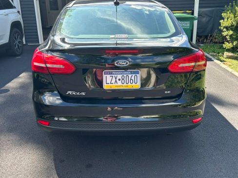 Used 2017 Ford Focus SE w/ Cold Weather Package FWD image 4