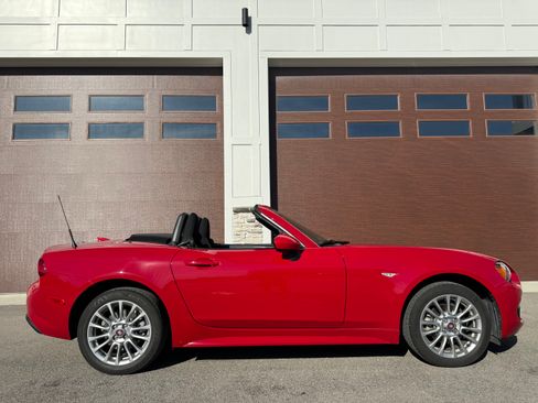 Used 2018 FIAT 124 Spider Classica w/ Technology & Siriusxm Group image 1