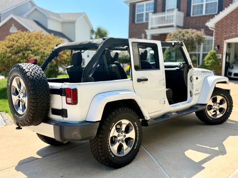 Used 2017 Jeep Wrangler Unlimited Sahara w/ Connectivity Group AWD/4WD image 12