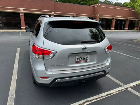 Used 2013 Nissan Pathfinder Platinum w/ Platinum Premium Pkg FWD image 2