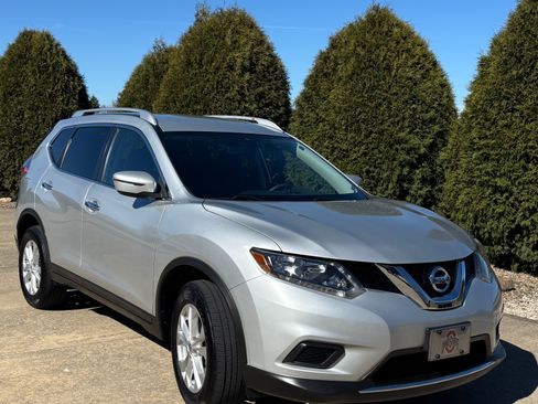 Used 2016 Nissan Rogue SV image 1