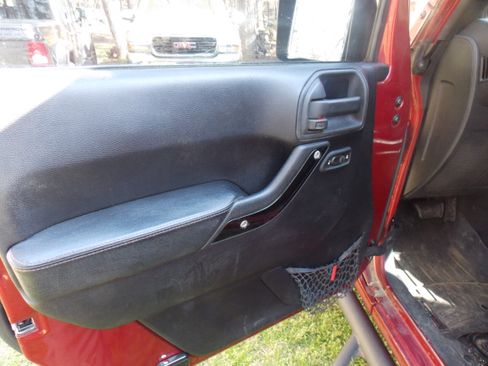 Used 2012 Jeep Wrangler Unlimited Sahara image 16