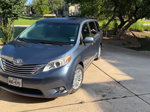 Used 2017 Toyota Sienna XLE w/ XLE Navigation Package FWD image 1