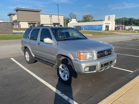 Used 2002 Nissan Pathfinder LE RWD image 2