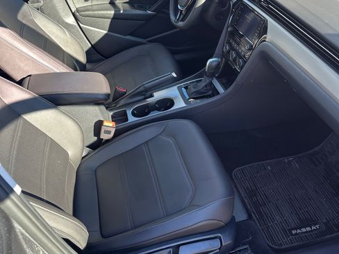 Used 2022 Volkswagen Passat 2.0T SE image 4