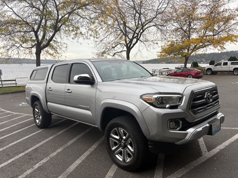 Used 2017 Toyota Tacoma Limited w/ Tow Package image 10