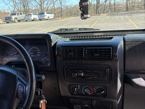 Used 2004 Jeep Wrangler 4WD image 9