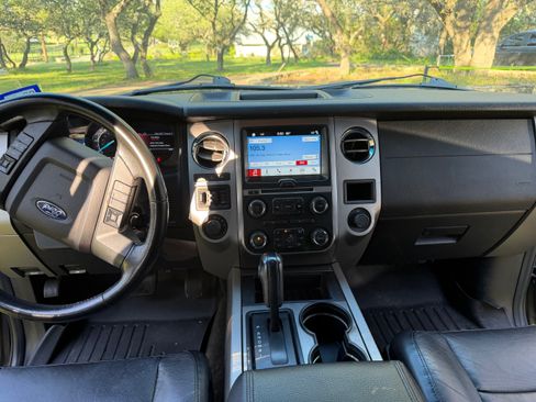 Used 2016 Ford Expedition EL XLT w/ Equipment Group 202A AWD/4WD image 8