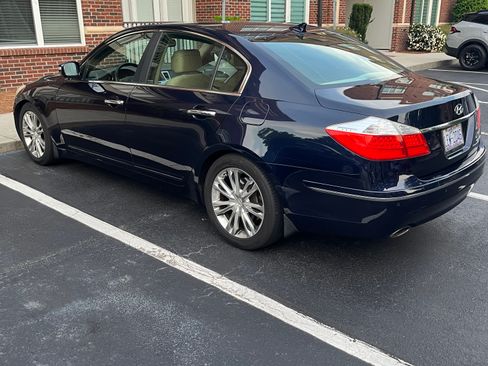 Used 2010 Hyundai Genesis 3.8 w/ Technology Pkg 4 RWD image 4
