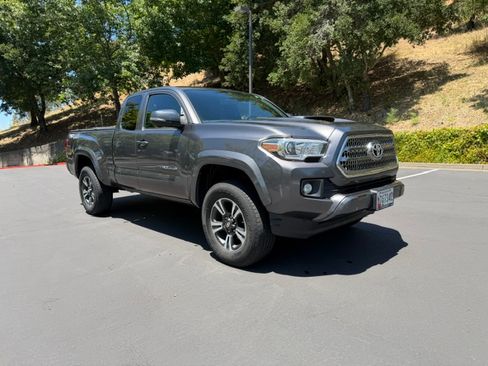 Used 2016 Toyota Tacoma TRD Sport w/ Towing Package AWD/4WD image 9