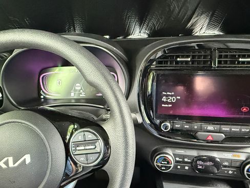 Used 2024 Kia Soul S FWD image 4