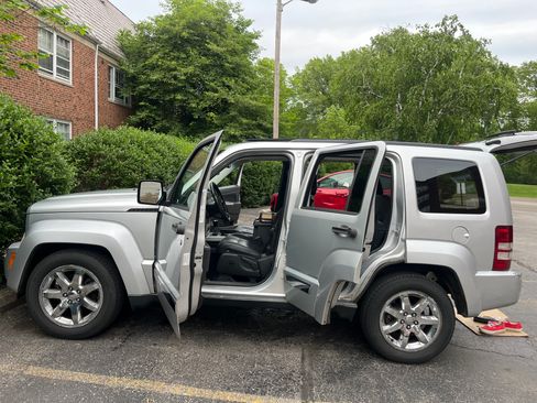 Used 2009 Jeep Liberty Limited w/ Premium Group II AWD/4WD image 9