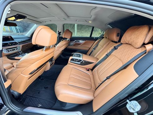 Used 2022 BMW 750i xDrive w/ Luxury Rear Seating Package image 9