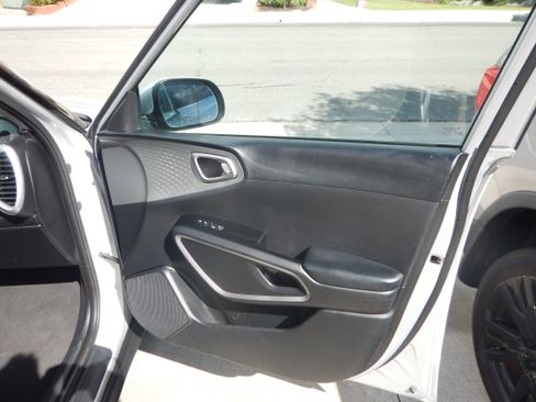 Used 2020 Kia Soul LX image 19