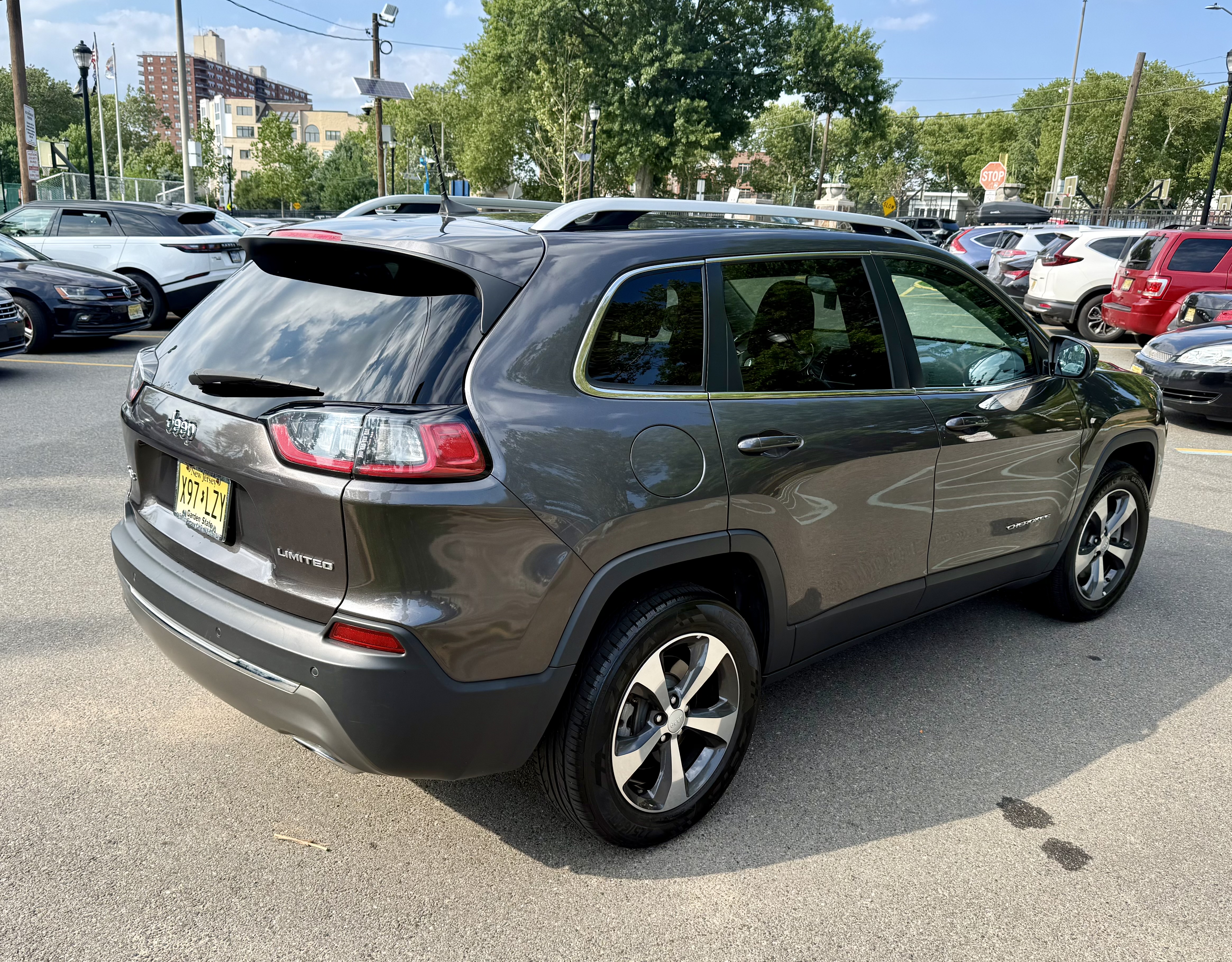 Used 2019 Jeep Cherokee Limited AWD/4WD image 2