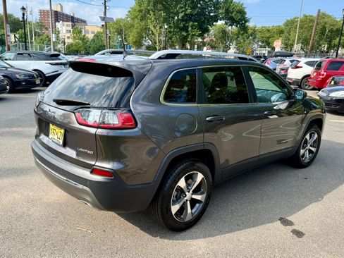 Used 2019 Jeep Cherokee Limited AWD/4WD image 2