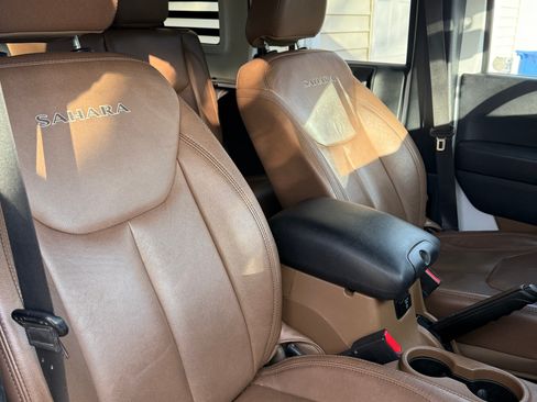 Used 2016 Jeep Wrangler Unlimited Sahara w/ Dual Top Group image 9