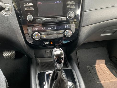 Used 2017 Nissan Rogue SV image 5