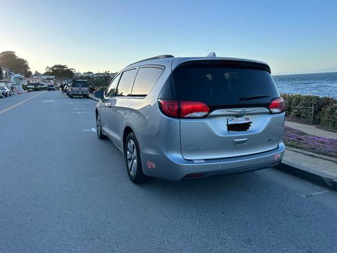 Used 2018 Chrysler Pacifica Limited w/ Advanced Safetytec Group FWD image 5