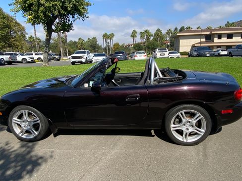 Used 2005 MAZDA MX-5 Miata w/ Convenience Pkg image 6
