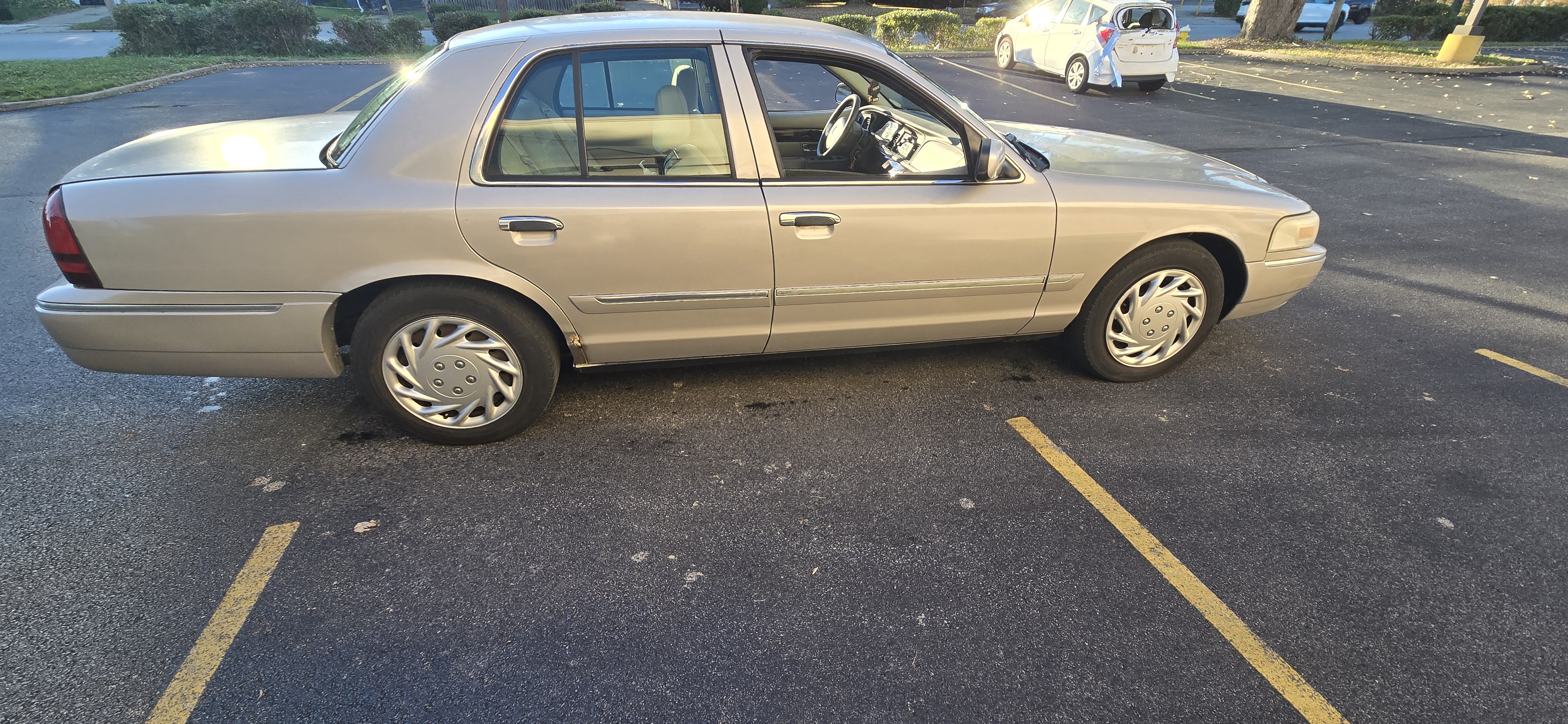 Used 2008 Mercury Grand Marquis GS RWD image 4