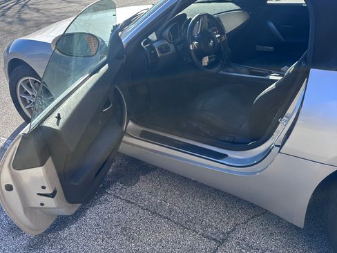 Used 2005 BMW Z4 2.5i image 11